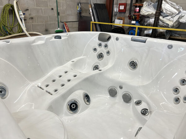 Jacuzzi® J-375™ - UJ100822854 - Image 4