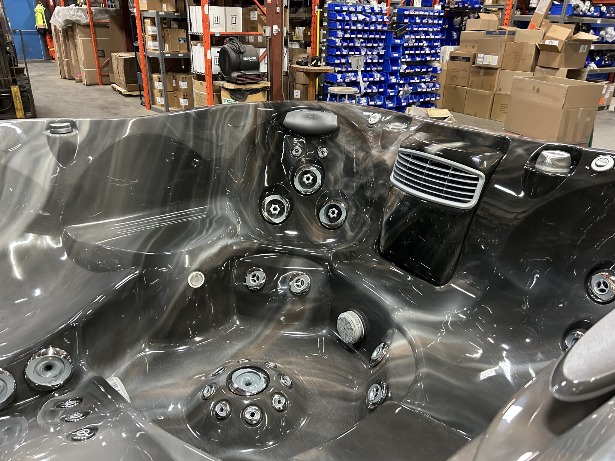 Jacuzzi J-475 corner seat with targeted hydrotherapy back and shoulder jets