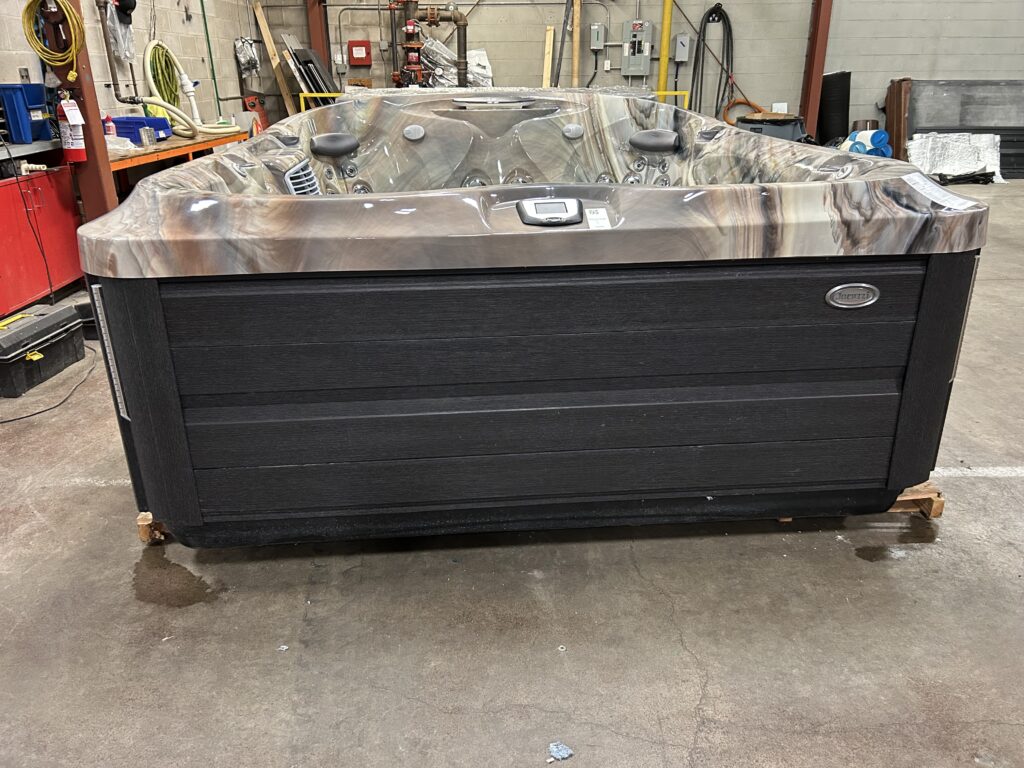 Jacuzzi J-495 hot tub UJ100928231 front exterior view in showroom