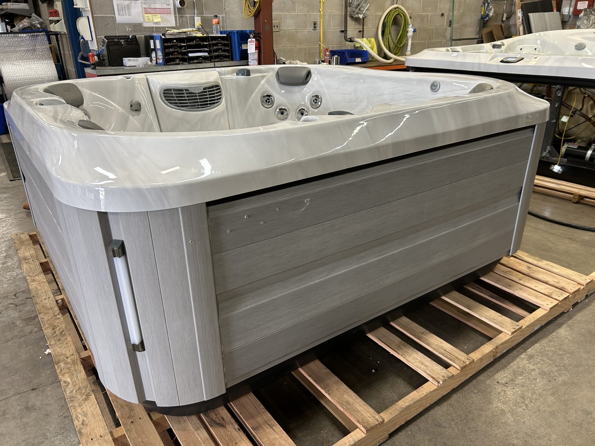 Jacuzzi® J-335™ - UJ100911907 - Image 2