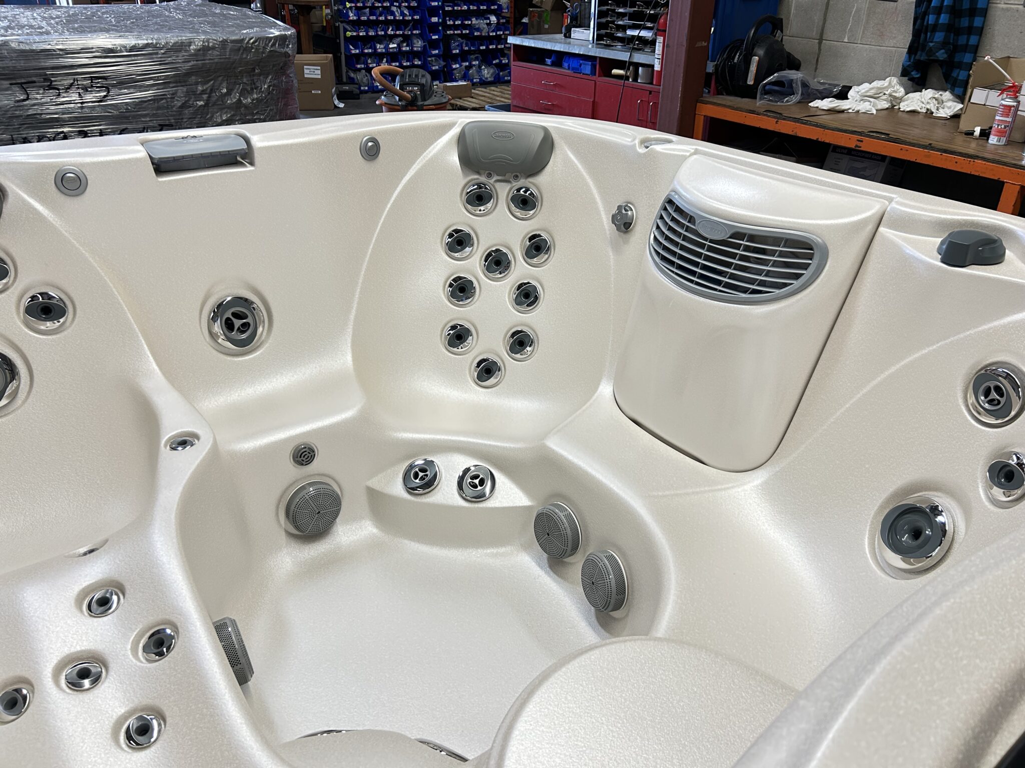 Jacuzzi® J-335™ - UJ100927012 - Image 5