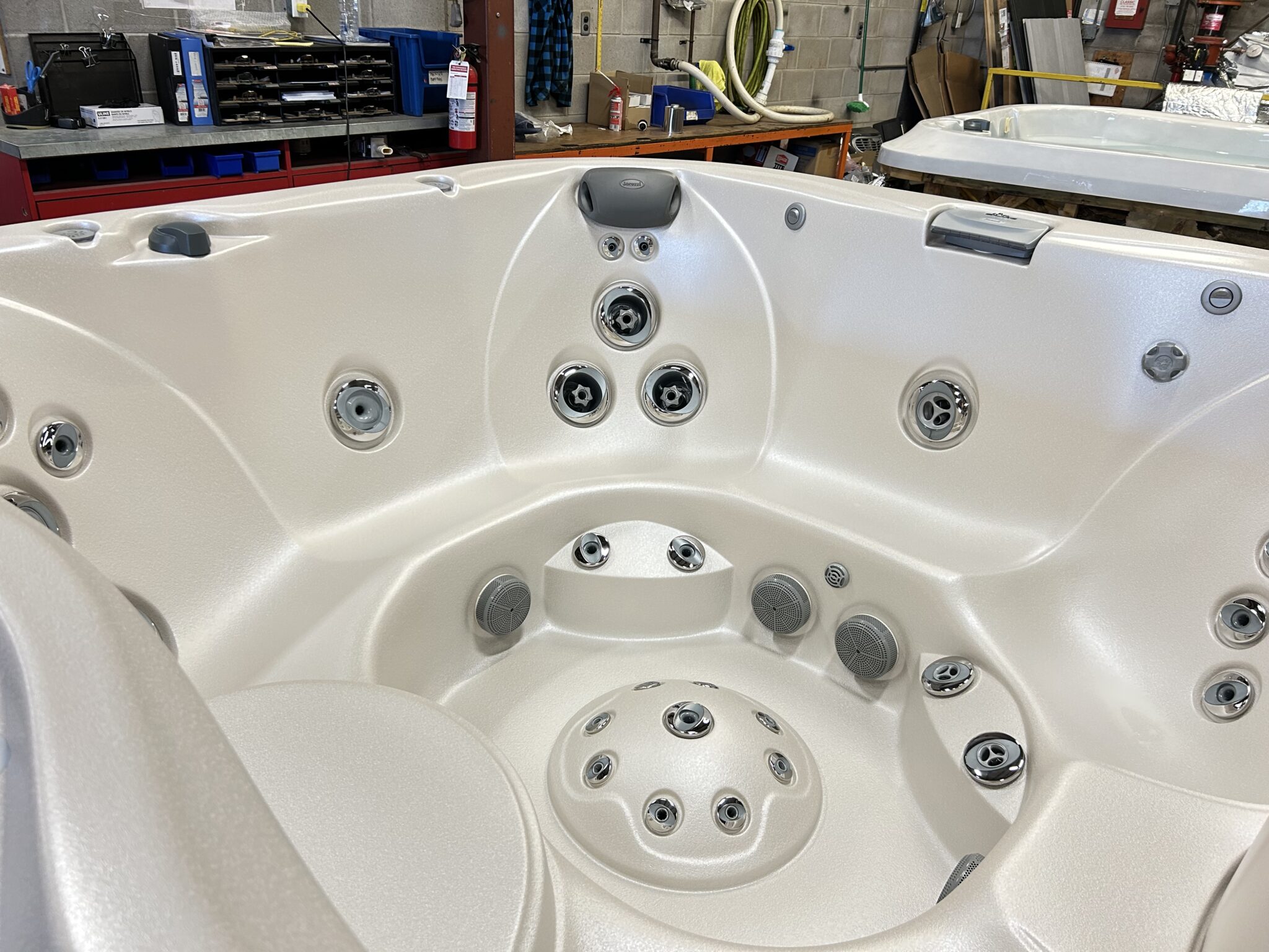 Jacuzzi® J-365™ - UJ100927027 - Image 8
